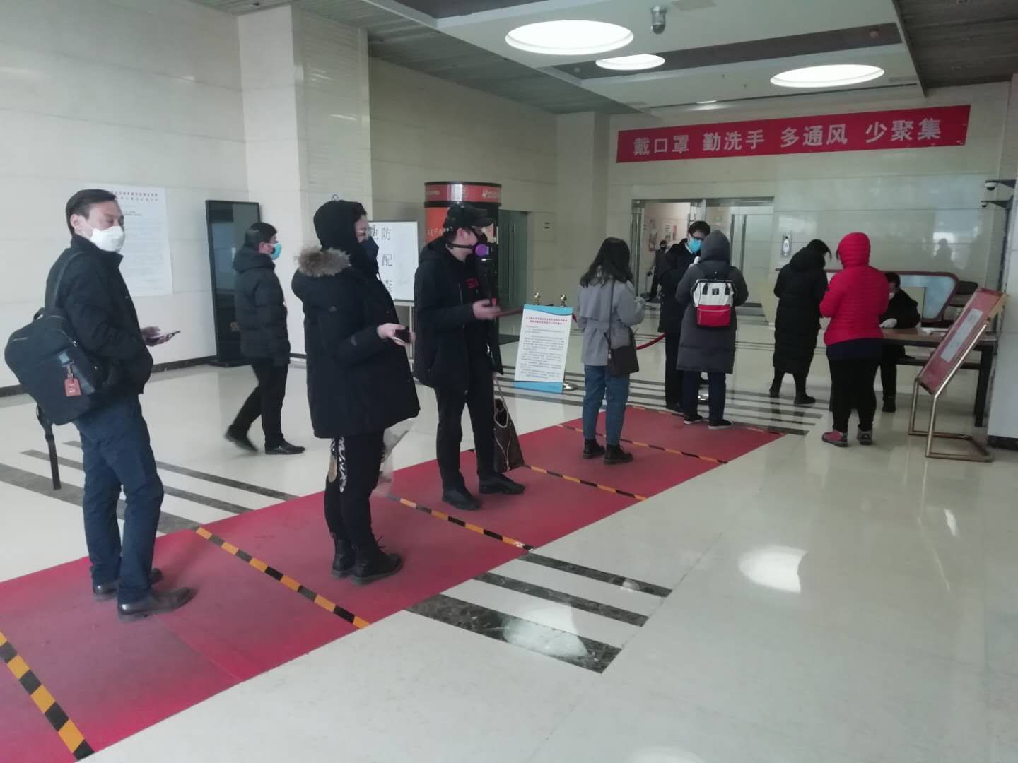 B座排隊(duì)測溫及登記.jpg